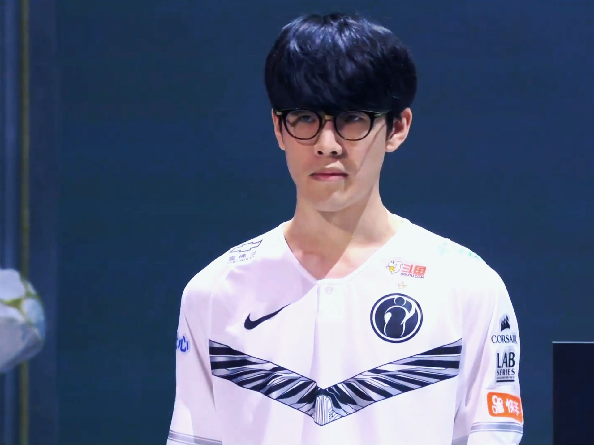 通过互动和 通过互动和